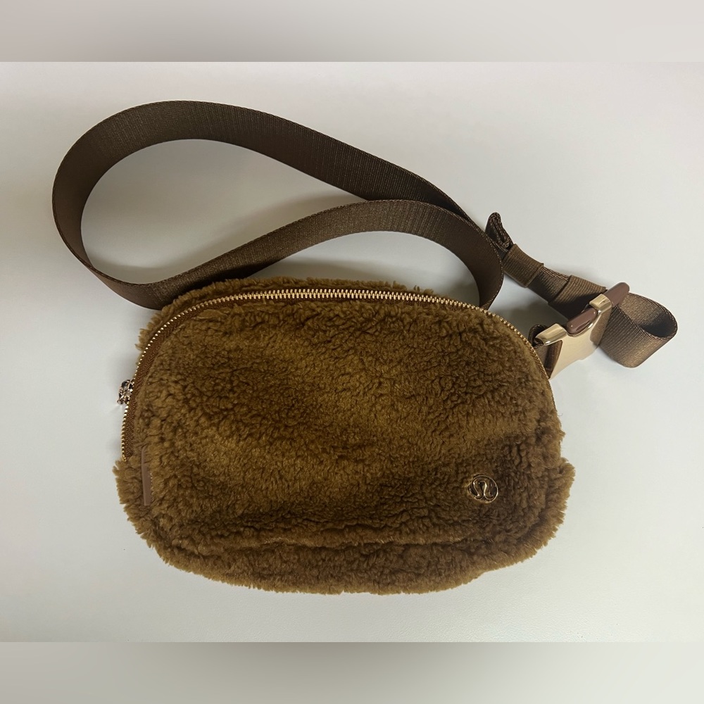 Lululemon brown everywhere belt bag (fleece). 1 L.